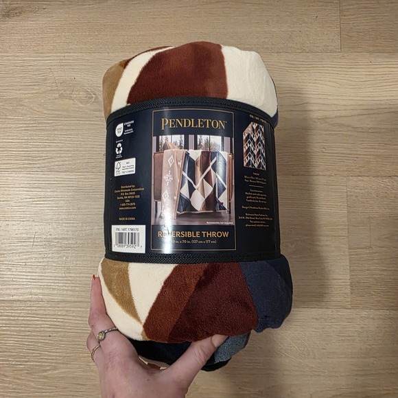 Pendleton Reversible Soft Striped Geometric Aztec Plush Throw Blanket 50 × 70in. - Picture 4 of 5